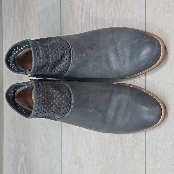 Comfortiva Women's Ankle Pillowtop Leather Memory Foam Boots Shoes Sz 7.5M - Picture 3 of 11